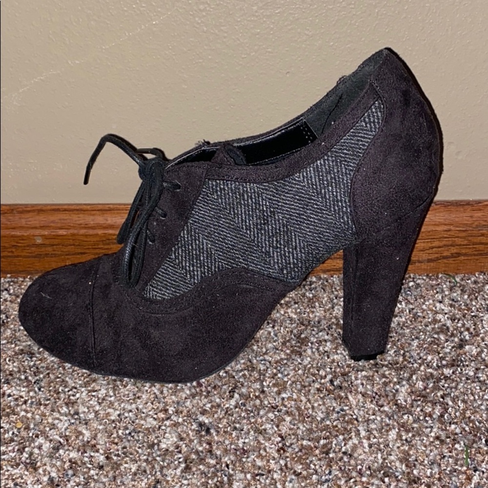 Closed toe heel/booties